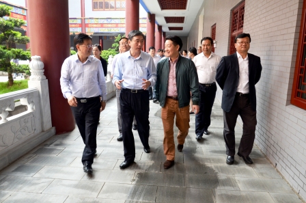 江西省政協(xié)主席黃躍金視察仁和集團 (1).jpg